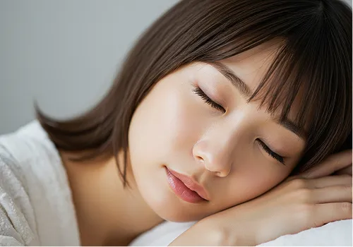 寝ている女性の20代の女性の顔