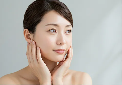 30代女性が両頬を手で包んでいる様子