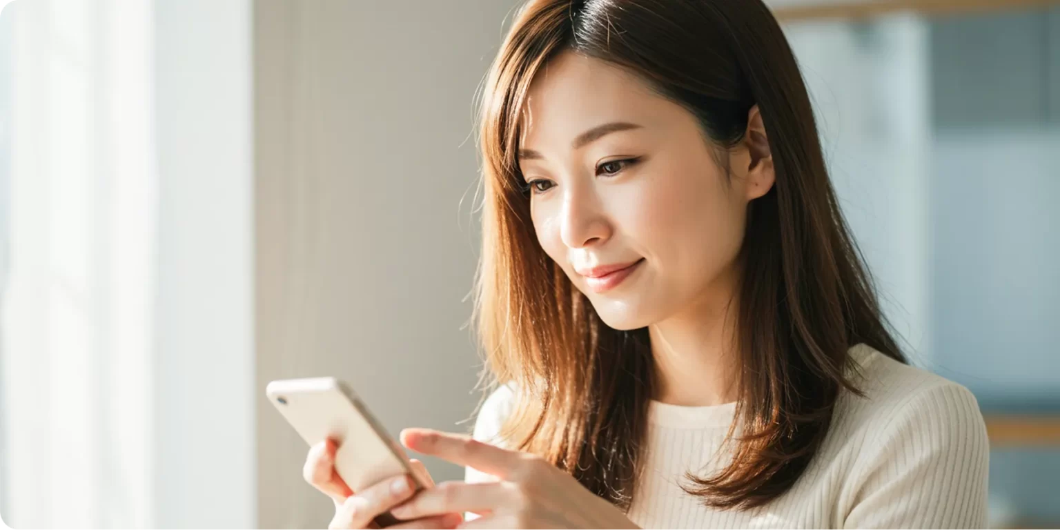 スマートフォンを触っている３０代女性